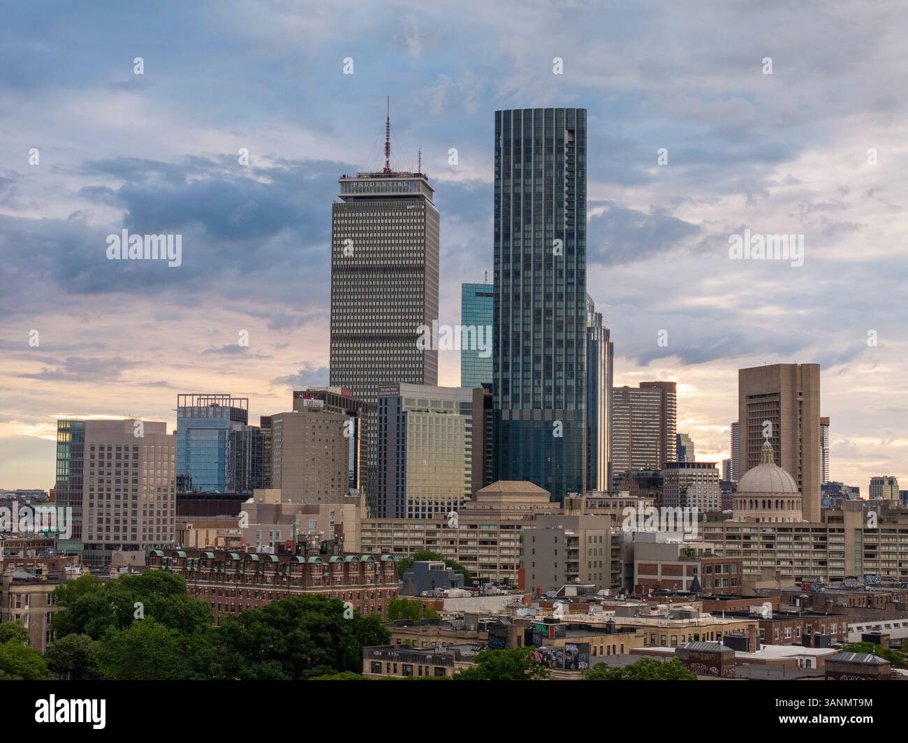Blick aus der Vogelperspektive auf die wunderschöne Skyline mit dem Prudential Center und dem Statehouse im Zentrum von Boston, Massachusetts. Stockfoto