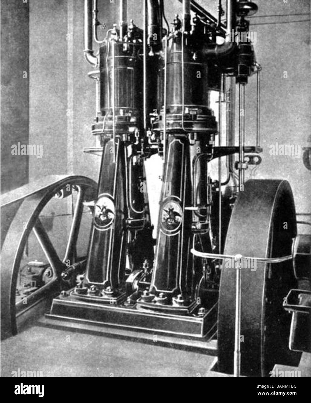 Dieses Foto aus dem Jahr 1898 zeigt den ersten Dieselmotor, der von St. Louis Iron and Machine Co. In den USA gebaut wurde und damit eine bedeutende technologische Leistung darstellt. Stockfoto