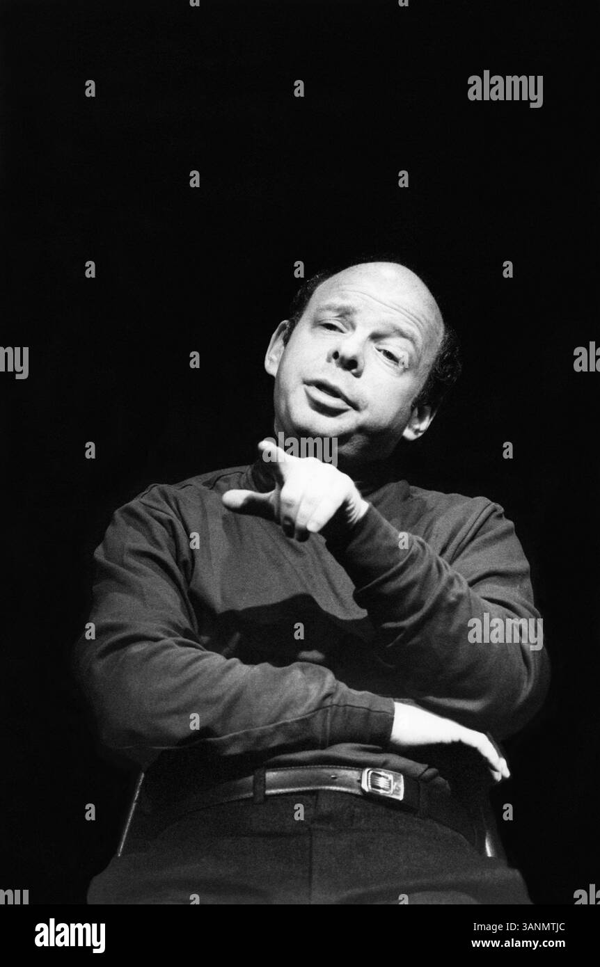 Wallace Shawn spielt seinen Monolog THE FEVER at the Theatre Upstairs, Royal Court Theatre, London SW1 08/01/1991, eine Koproduktion des Royal Court Theatre & National Theatre Stockfoto