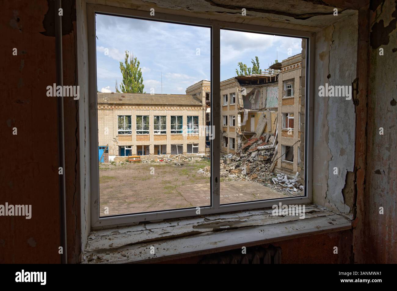 Lyubymivtsi, Oblast Cherson, Ukraine, UA - Zerstoerte Dorfschule Lyubymivtsi 02.08.2023, Lyubymivtsi, Ukraine, UA - Zerstoerte Dorfschule Lyubymivtsi. Oblast Lyubymivtsi Cherson Ukraine *** Lyubymivtsi, Oblast Cherson, Ukraine, UA zerstörte Dorfschule Lyubymivtsi 02 08 2023, Lyubymivtsi, Ukraine, UA zerstörte Dorfschule Lyubymivtsi Lyubymivtsi Cherson Oblast Ukraine Stockfoto