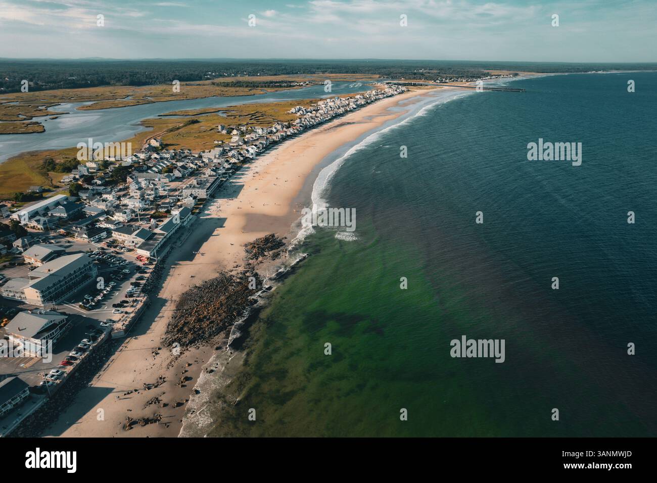 Luftaufnahme von Häusern am Strand entlang der Küste von Wells, Maine, USA. Stockfoto