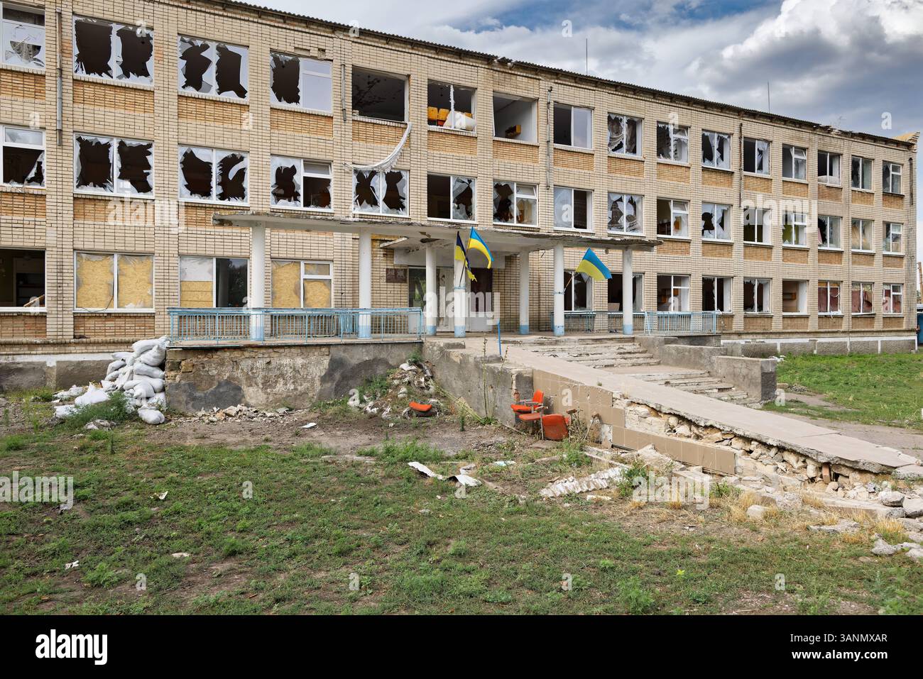 Lyubymivtsi, Oblast Cherson, Ukraine, UA - Zerstoerte Dorfschule Lyubymivtsi 02.08.2023, Lyubymivtsi, Ukraine, UA - Zerstoerte Dorfschule Lyubymivtsi. Aussenansicht. Oblast Lyubymivtsi Cherson Ukraine *** Lyubymivtsi, Oblast Cherson, Ukraine, UA zerstörte Dorfschule Lyubymivtsi 02 08 2023, Lyubymivtsi, Ukraine, UA zerstörte Dorfschule Lyubymivtsi Außenansicht Oblast Lyubymivtsi Cherson Ukraine Stockfoto