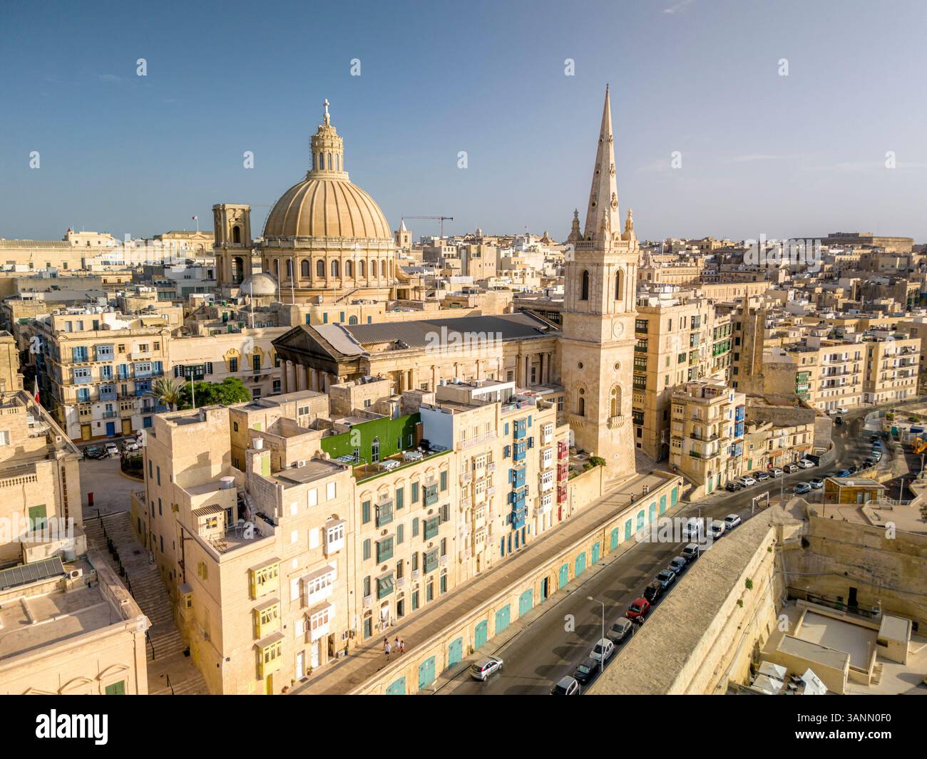 Blick aus der Vogelperspektive auf die wunderschöne Altstadt mit Panoramablick auf die Stadt und Dächer unter Sonnenuntergang, Valletta, Malta. Stockfoto