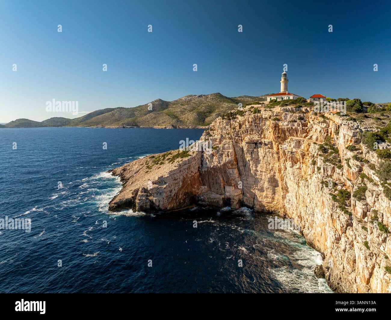 Luftaufnahme der Insel Lastovo mit Leuchtturm und Klippe, Dubrovnik-Neretva, Kroatien. Stockfoto