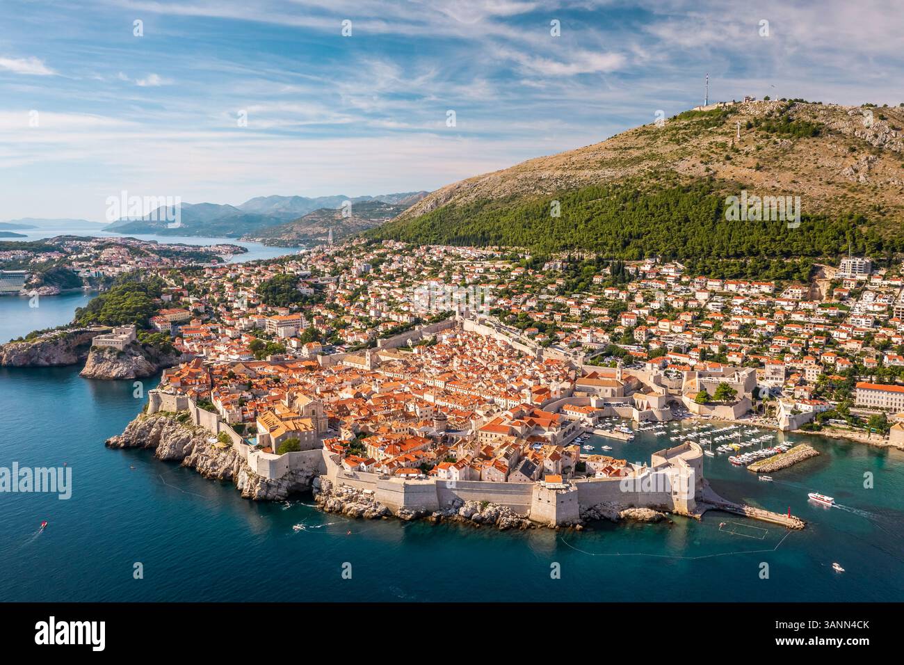 Luftaufnahme der ummauerten Stadt Dubrovnik, Dalmatien, Kroatien. Stockfoto