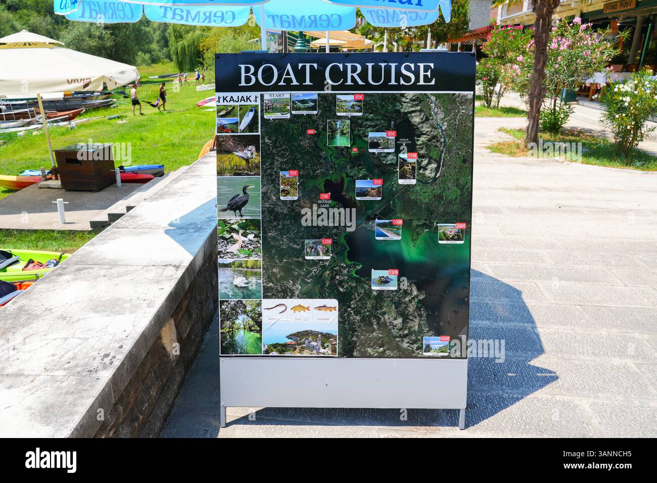 Karte des Flusses Rijeka Crnojevića mit Kreuzfahrtpreisen zu verschiedenen Zielen am Ufer des Skadar-Sees in Montenegro auf dem Balkan Stockfoto