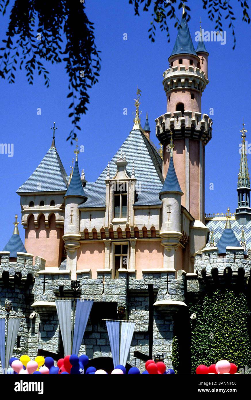 2. NOVEMBER 2004 - S 156113. ZAUBERSCHLOSS. DISNEY LAND, CA. BOB V NOBLE/ DISNEYWARS(Kreditbild: © Globe Photos/ZUMAPRESS.com) Stockfoto