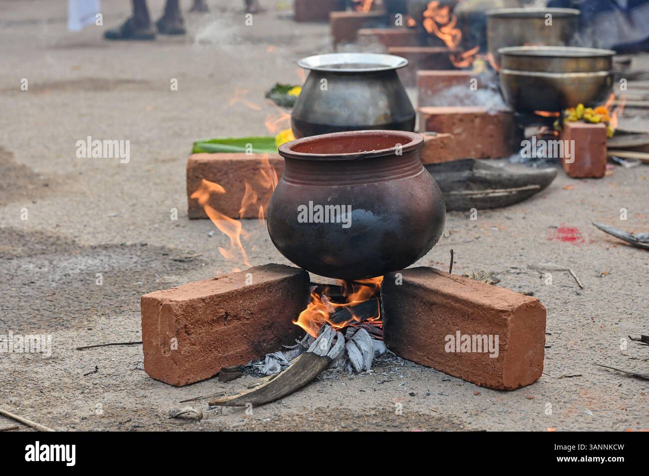 Tontopf in den Straßen von Gläubigen während der Ponkala-Rituale in den Tempeln Karikkakom und Attukal in Thiruvananthapuram, Kerala Stockfoto