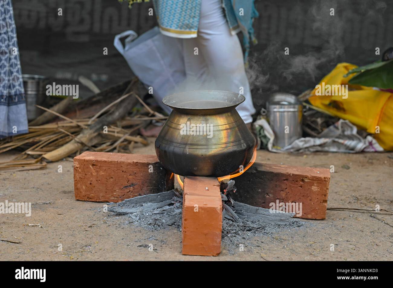 Tontopf in den Straßen von Gläubigen während der Ponkala-Rituale in den Tempeln Karikkakom und Attukal in Thiruvananthapuram, Kerala Stockfoto