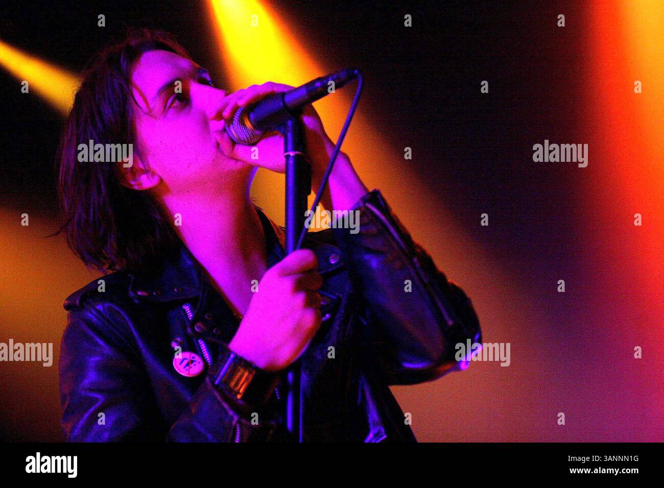 Februar 2007 - London, Greater London, Vereinigtes Königreich - K51648.001766.JULIAN CASABLANCAS. The Strokes-Live Concert-Shepherd's Bush Empire, Shepherd's Bush, London, Großbritannien. 01-20-2006. CHRIS AUBREY-(Bild: © Globe Photos/ZUMAPRESS.com) Stockfoto