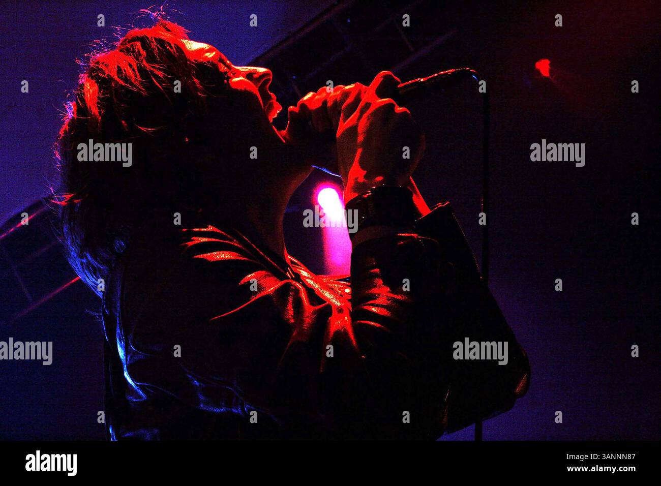 Februar 2007 - London, Greater London, Vereinigtes Königreich - K51648.001766.JULIAN CASABLANCAS. The Strokes-Live Concert-Shepherd's Bush Empire, Shepherd's Bush, London, Großbritannien. 01-20-2006. CHRIS AUBREY-(Bild: © Globe Photos/ZUMAPRESS.com) Stockfoto