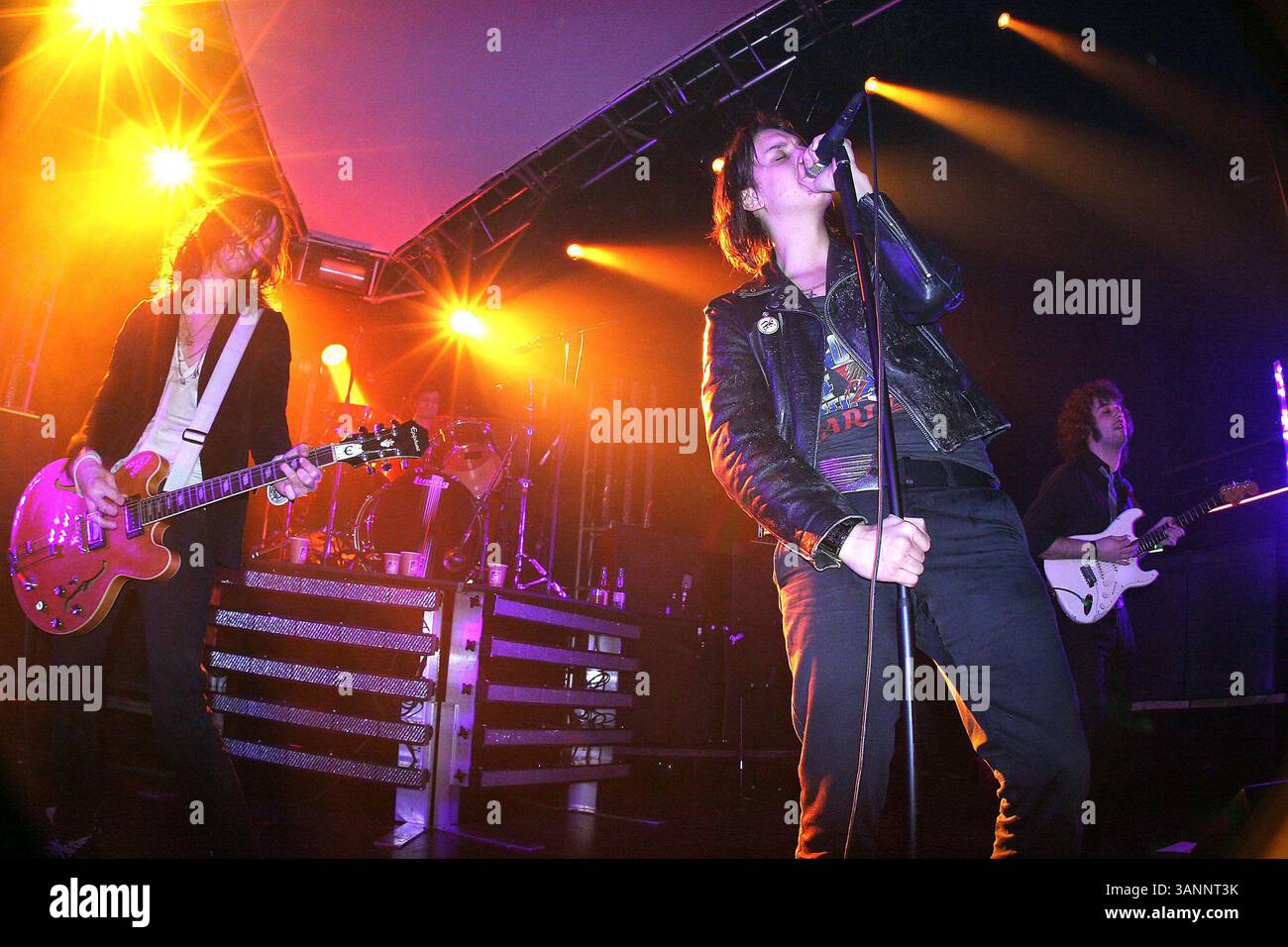 Februar 2007 - London, Greater London, Vereinigtes Königreich - K51648.001766.JULIAN CASABLANCAS. The Strokes-Live Concert-Shepherd's Bush Empire, Shepherd's Bush, London, Großbritannien. 01-20-2006. CHRIS AUBREY-(Bild: © Globe Photos/ZUMAPRESS.com) Stockfoto