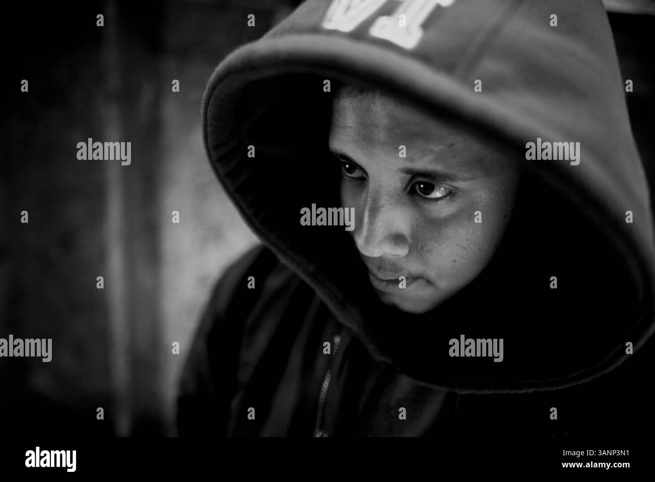 22. Dezember 2009 - Moses Lake, Washington, USA - CHIVO, ein Sureno, beobachtet, wie die Wand markiert wird. Chivo wuchs in Los Angeles auf und zog nach Grant County, als er acht Jahre alt war. Während seines ersten Jahres in Moses Lake erschossen Chivo und drei seiner Bandenmitglieder eine Gruppe von gebundenen und geknebelten Nortenos (rivalisierende Bandenmitglieder), deren Erinnerung Chivo wünscht, er könnte sie vergessen. (Bild: © Mike Kane/zReportage.com/ZUMAPRESS.com) Stockfoto