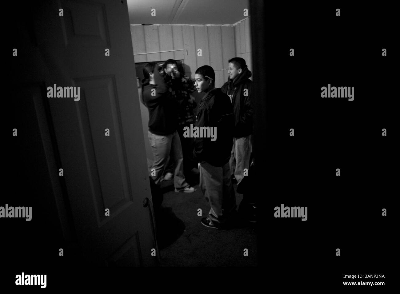 7. Januar 2010 - Moses Lake, Washington, USA - FATAL, ein Sureno-Bandenmitglied, der kürzlich mit seiner Familie aus San Diego nach Grant County kam, raucht Marihuana zusammen mit anderen zukünftigen Mitgliedern der Bande, den Marijuanos. (Bild: © Mike Kane/zReportage.com/ZUMAPRESS.com) Stockfoto