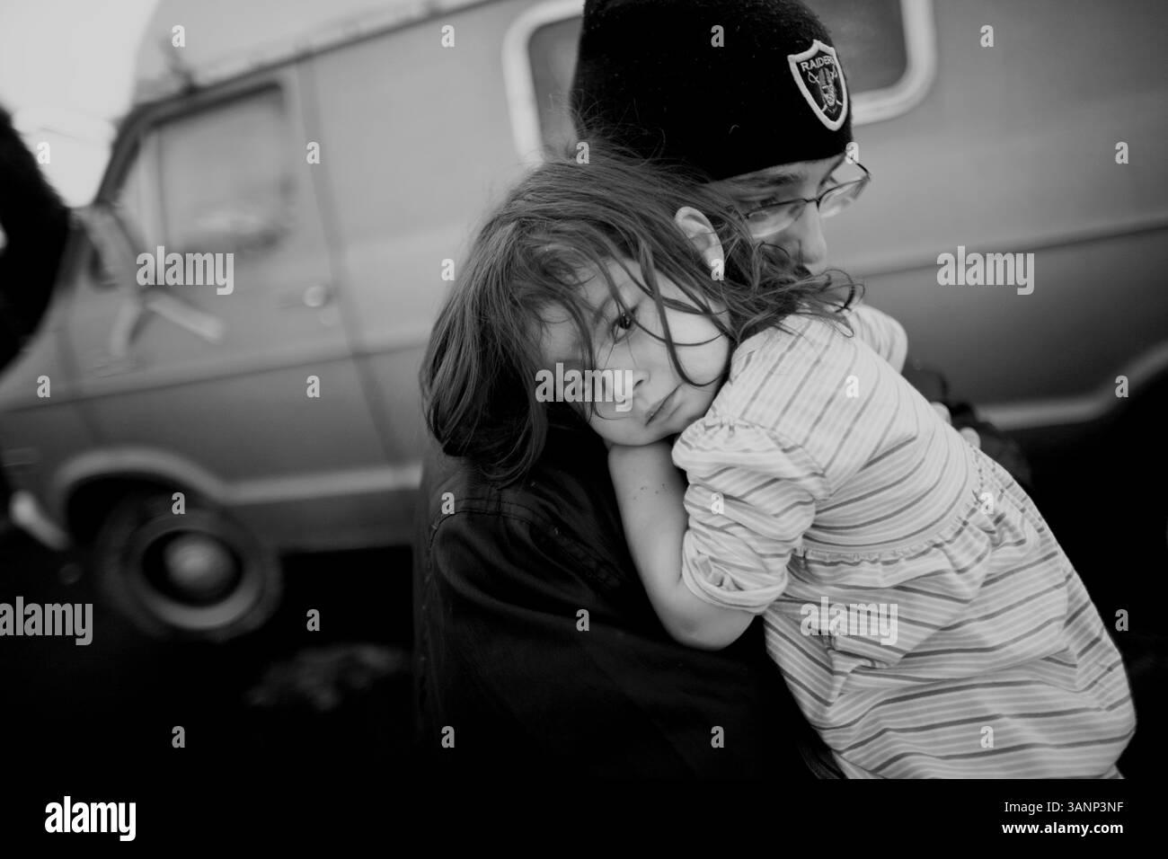 22. Januar 2010 - Moses Lake, Washington, USA - CREEPER, ein Mitglied der Sureno-Bande, die Marijuanos, hält die Tochter seiner Freundin. Creeper, jetzt 18, wurde kürzlich wegen seiner Bandenbeteiligung aus dem Haus seiner Eltern geworfen und hofft, mit seiner Freundin in eine Wohnung zu ziehen. (Bild: © Mike Kane/zReportage.com/ZUMAPRESS.com) Stockfoto