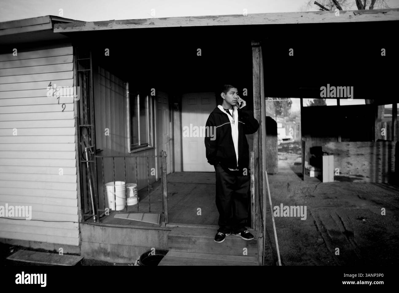 8. Januar 2010 - Moses Lake, Washington, USA - FATAL, ein Sureno-Bandenmitglied, der kürzlich mit seiner Familie aus San Diego im Grant County angekommen ist, plant die Nacht in seinem Haus. Mit nur 15 Jahren sind die Sureno-Bandenzugehörigkeiten von Fatal tief verwurzelt, obwohl er den Grund für die Entwurzelung seiner Familie aus Kalifornien missachtet. Fatal passt sich seiner neuen Umgebung an und sucht aktiv nach Bandenmitgliedschaft. (Bild: © Mike Kane/zReportage.com/ZUMAPRESS.com) Stockfoto