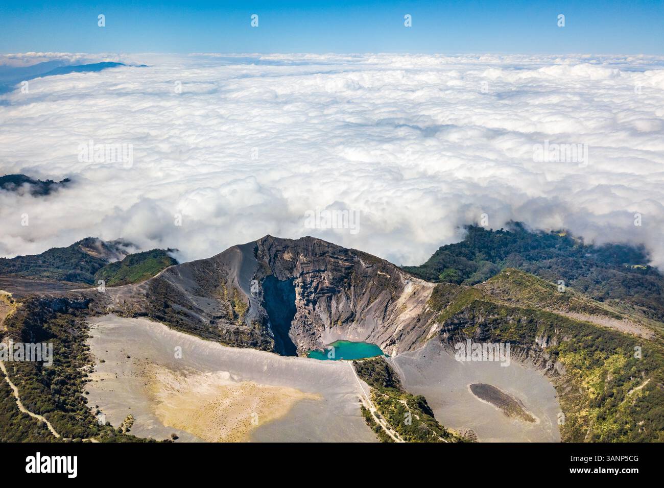 Panoramablick auf den aktiven Vulkan Irazu in Wolken, Cartago, Costa Rica. Stockfoto