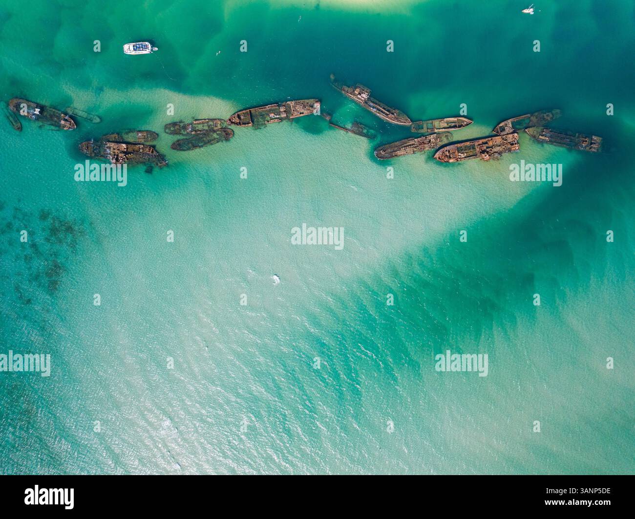 Luftaufnahme von Yachten und Tangalooma Schiffswracks in Moreton Bay, Australien. Stockfoto