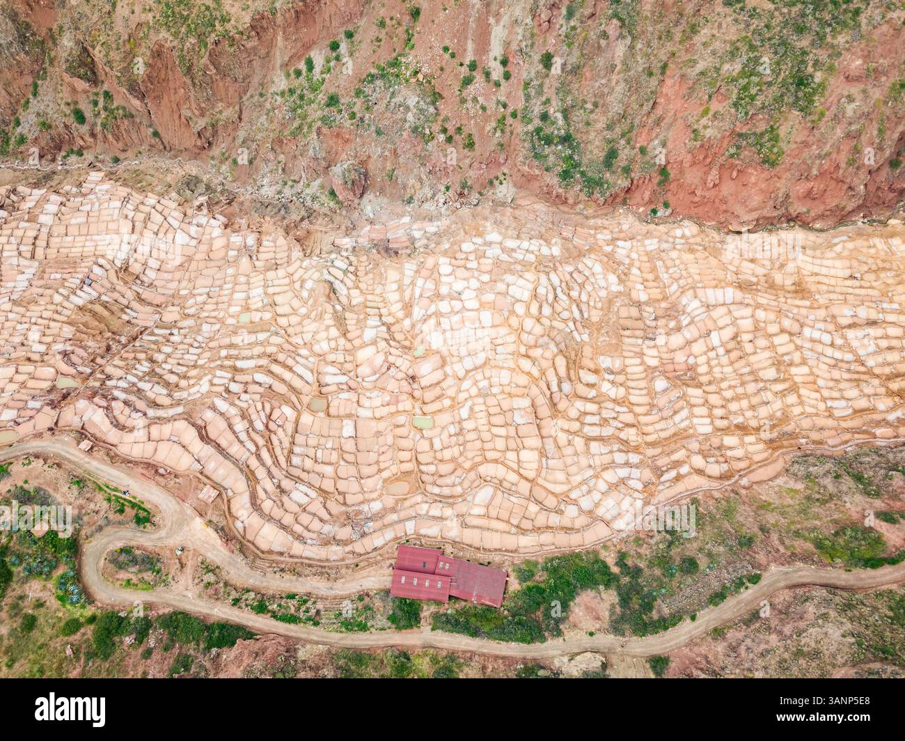 Abstrakte Luftaufnahme der Inka-Salinen von Maras, Peru. Stockfoto