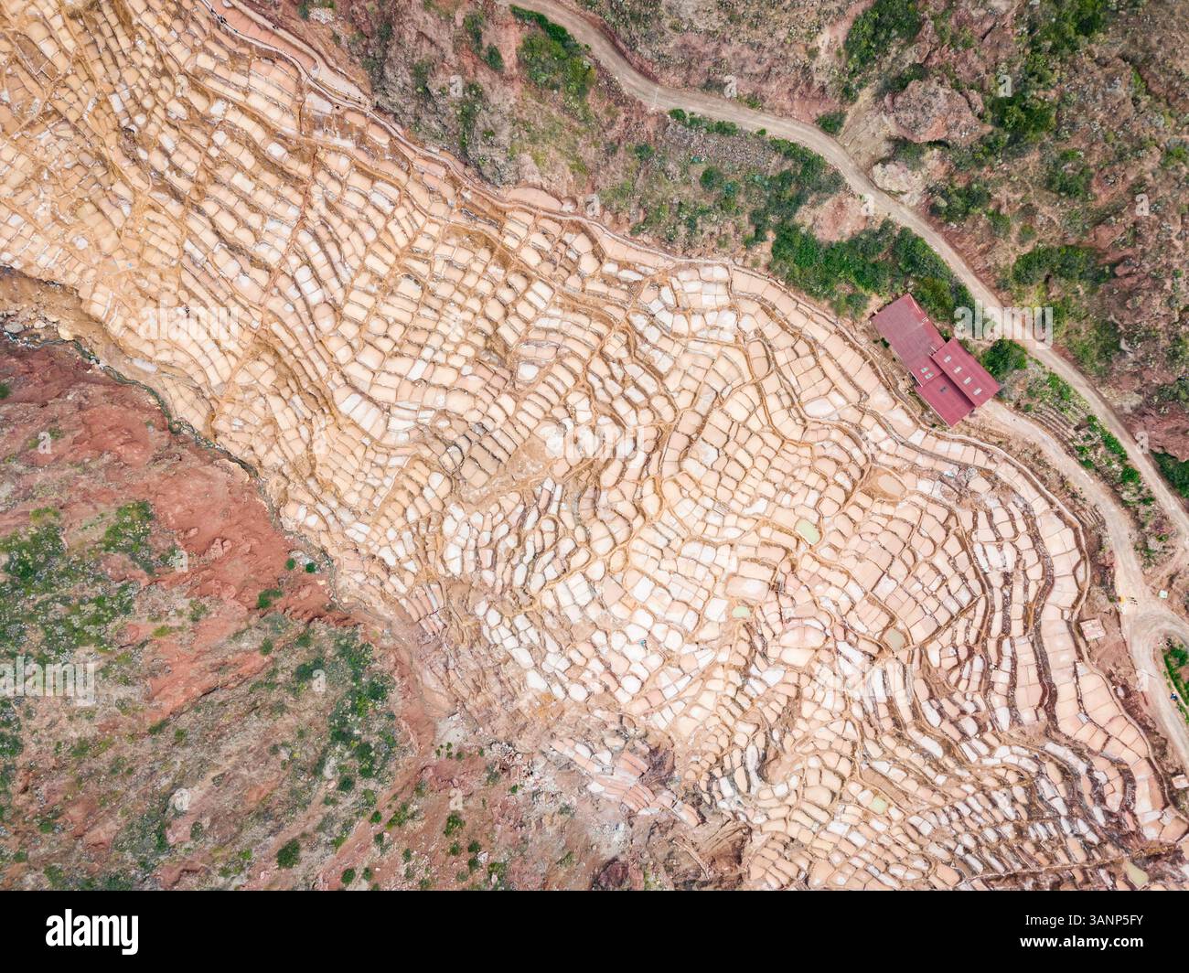 Abstrakte Luftaufnahme der Inka-Salinen von Maras, Peru. Stockfoto