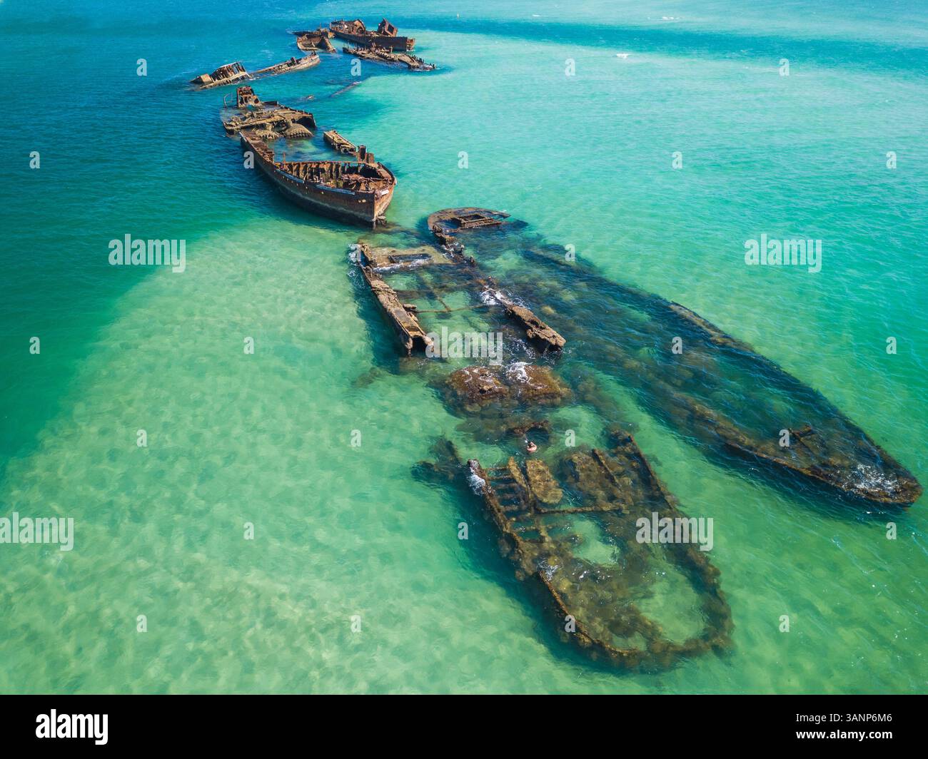 Luftaufnahme der Schiffswracks von Tangalooma in Moreton Bay, Queensland, Australien. Stockfoto