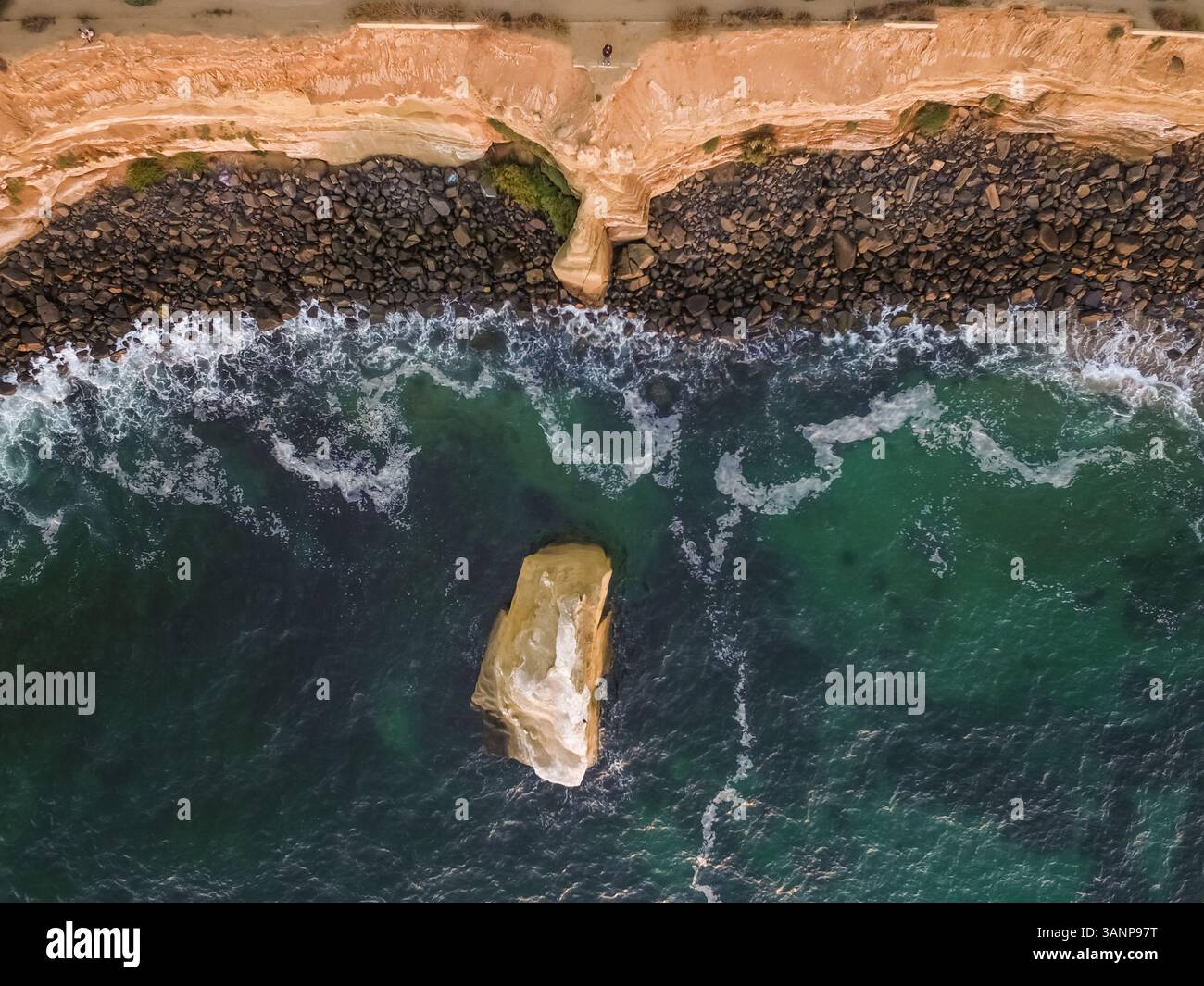 Aus der Vogelperspektive auf einen felsigen, leeren Strand in San Diego, Kalifornien, USA. Stockfoto