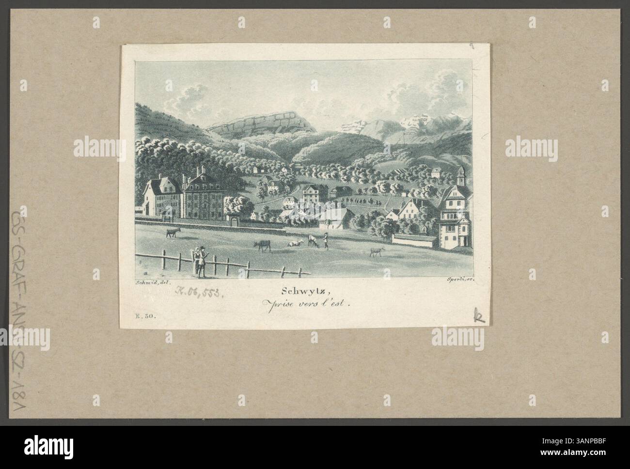 Dieser von Franz Schmid geschaffene und von Johann Jakob Sperli geätzte Aquatintdruck zeigt eine Ansicht von Schwyz aus dem Osten. Der Druck hebt die Schweizer Landschaft und die Naturlandschaft der Region hervor. Stockfoto