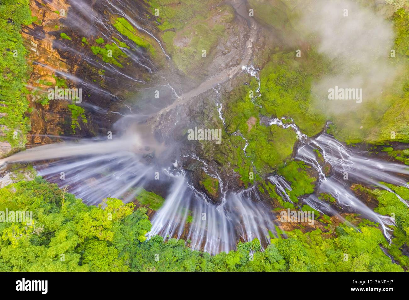 Luftaufnahme des Tumpak Sewu Wasserfalls, Indonesien. Stockfoto
