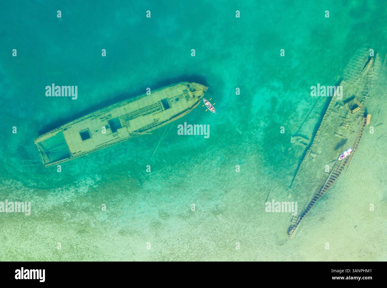 Aus der Vogelperspektive von Menschen, die ein Paddleboard über einem Waschbecken in den Great Lakes, Tobermory, Ontario, Kanada verwenden Stockfoto