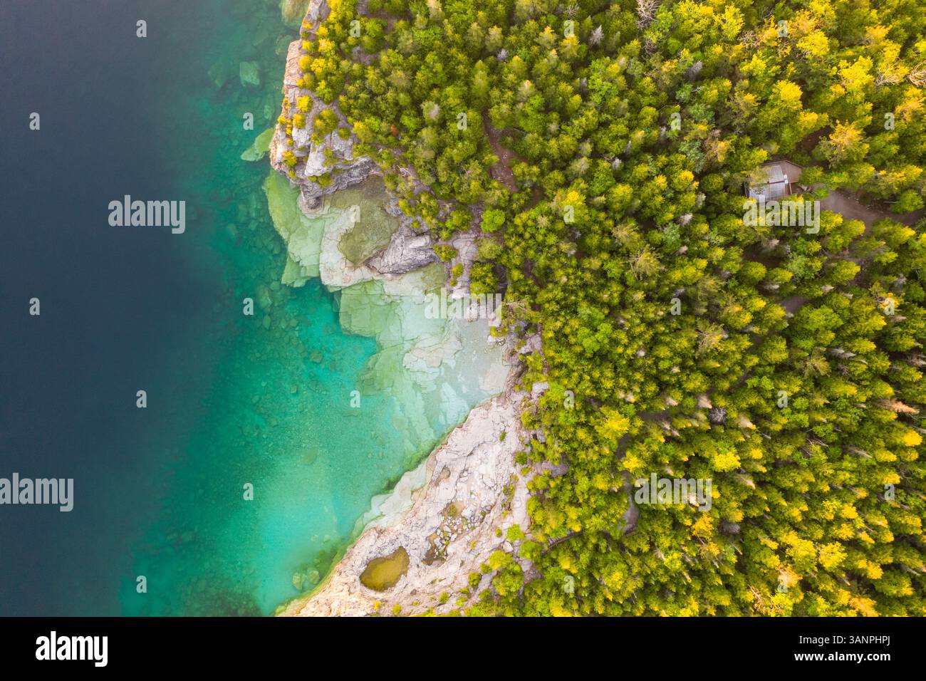 Aus der Vogelperspektive auf das Seeufer der Great Lakes, Tobermory, Ontario, Kanada Stockfoto