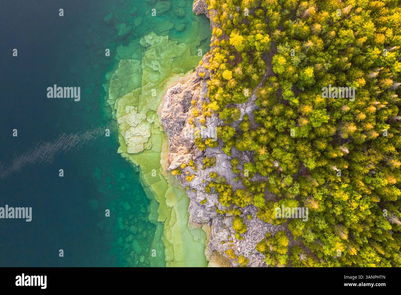 Aus der Vogelperspektive auf das Seeufer der Great Lakes, Tobermory, Ontario, Kanada Stockfoto