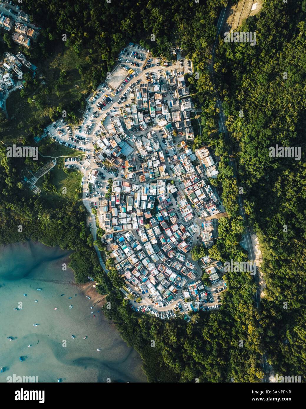 Aus der Vogelperspektive auf Tai Po, eine kleine Stadt an der Mirs Bay, Hongkong, China. Stockfoto