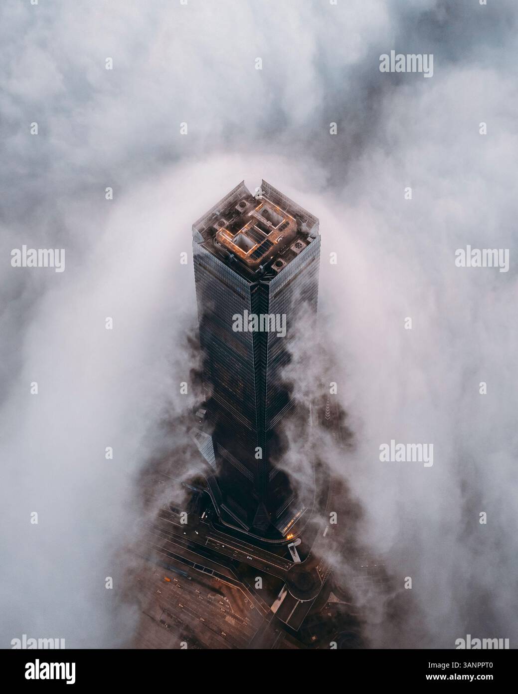 Luftaufnahme des International Commerce Centre (ICC) mit niedrigen Wolken in der Innenstadt von Hongkong, China. Stockfoto