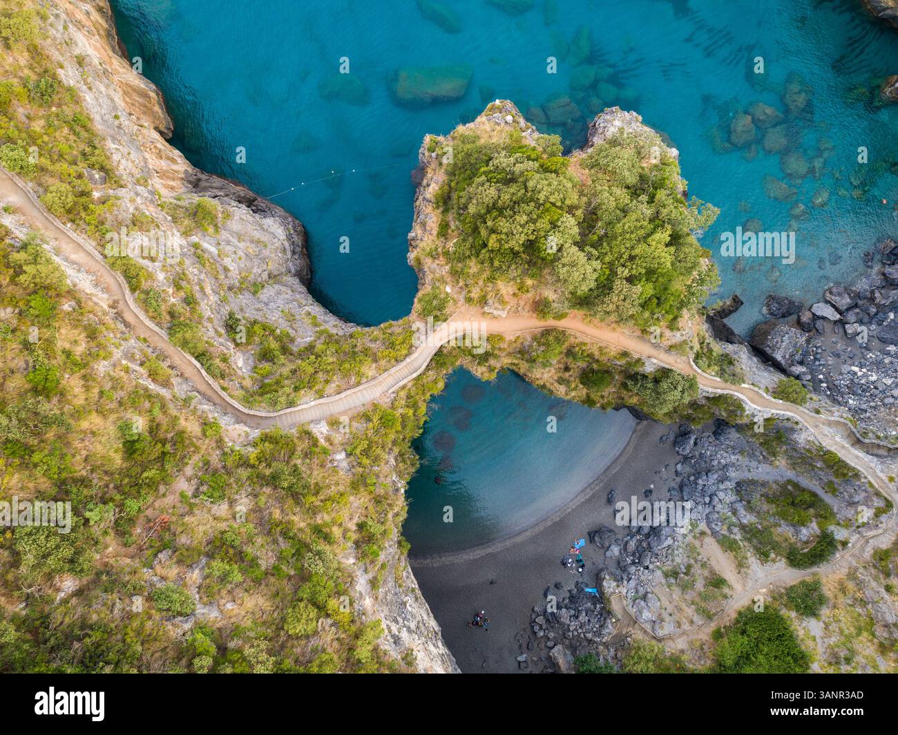 Luftsicht auf den Strand von Arcomagno, ein Luftblick auf einen kleinen Felsenstrand, Kalabrien, Italien. Stockfoto