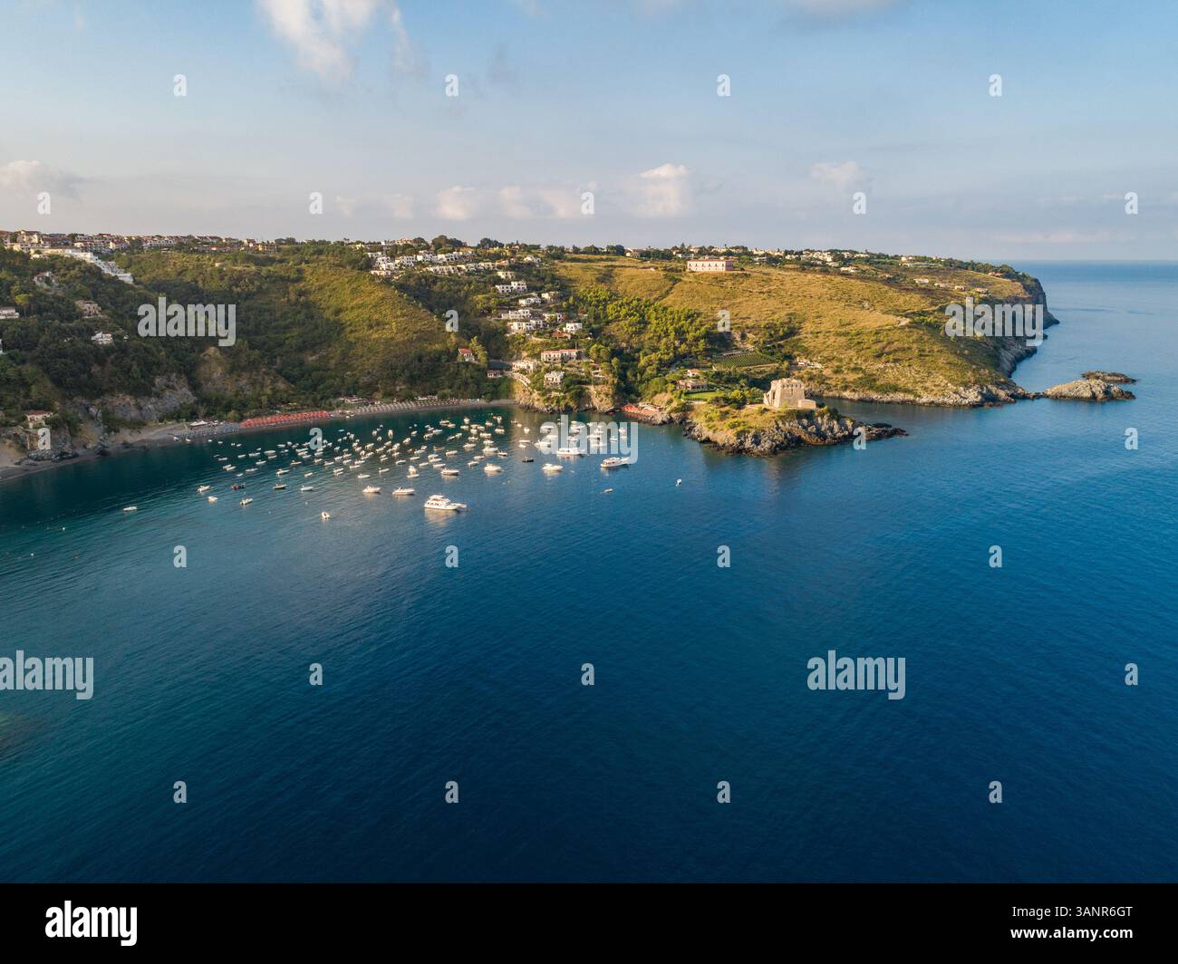 Panoramablick auf Boote vor Anker im Hafen von San Nicola Arcella und auf die alte Burg in Kalabrien, Italien. Stockfoto