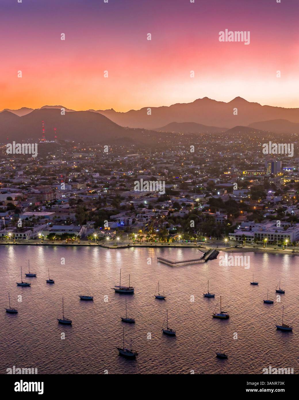 Blick aus der Vogelperspektive auf La paz bei Sonnenaufgang mit farbenfrohem Himmel und ruhiger Uferpromenade, baja california sur, mexiko. Stockfoto
