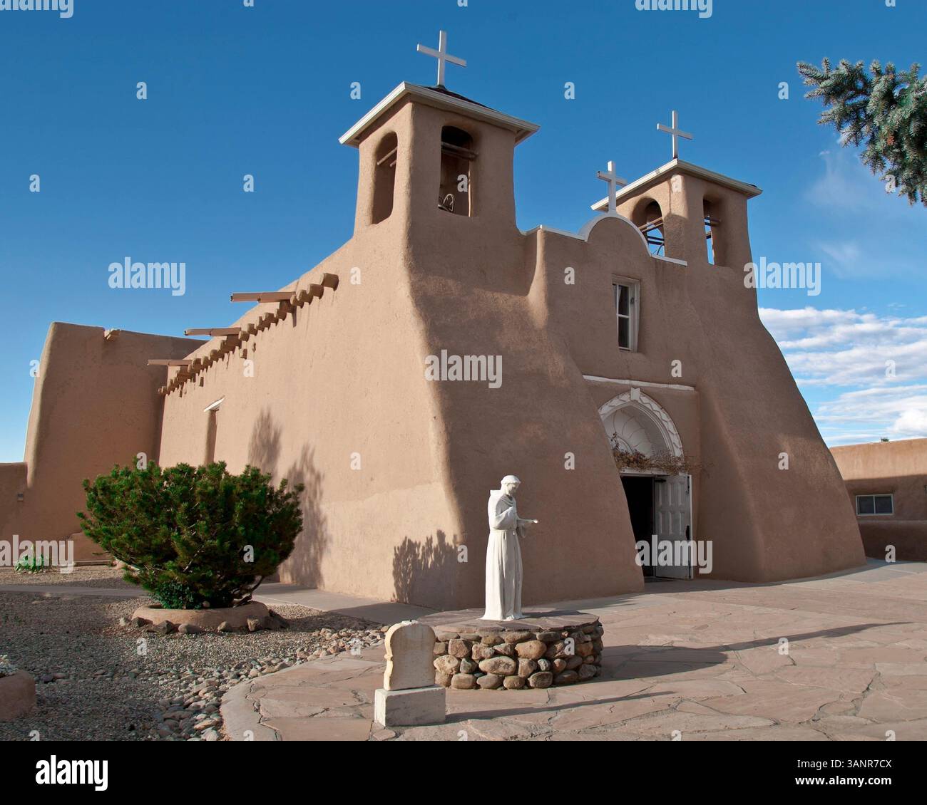 20. Oktober 2010 - Ranchos de Taos, New Mexico, USA - die historische adobe San Francisco de Asis Mission Church, berühmt durch Georgia O'Keeffe Gemälde und Fotografien von Ansel Adams und Paul Strand, ist ein nationales historisches Wahrzeichen und eine Weltkulturerbe-Kirche. Erbaut von den Franziskanervätern zwischen 1772 und 1816, liegt es auf der plaza in Ranchos de Taos, einem historischen Viertel, etwa 6 Meilen südwestlich von Taos, New Mexico. (Bild: © Arnold Drapkin/ZUMAPRESS.com) Stockfoto