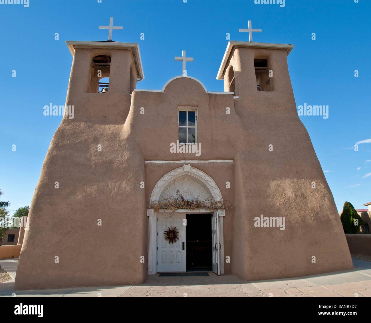 20. Oktober 2010 - Ranchos de Taos, New Mexico, USA - die historische adobe San Francisco de Asis Mission Church, berühmt durch Georgia O'Keeffe Gemälde und Fotografien von Ansel Adams und Paul Strand, ist ein nationales historisches Wahrzeichen und eine Weltkulturerbe-Kirche. Erbaut von den Franziskanervätern zwischen 1772 und 1816, liegt es auf der plaza in Ranchos de Taos, einem historischen Viertel, etwa 6 Meilen südwestlich von Taos, New Mexico. (Bild: © Arnold Drapkin/ZUMAPRESS.com) Stockfoto