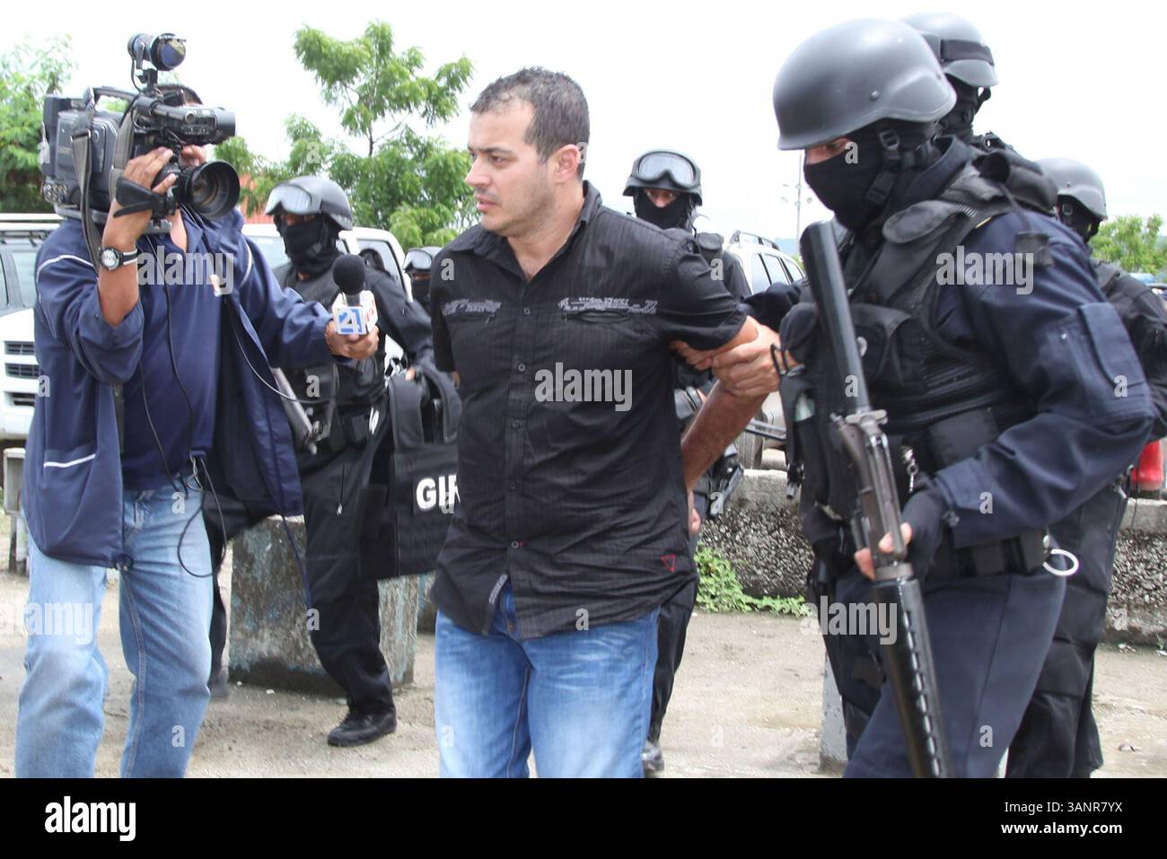 April 2011 - Guayaquil, GUAYAS, Ecuador - GUAYAQUIL 21/04/2011.- JUDICIALES. LA MAÃ’ANA DE HOY FUE PRESENTADO A LOS MEDIOS DE COMUNICACION EL NARCOTRAFICANTE COLOMBIANO,JOHN JAIRO VASCO LOPEZ, ALIAS EL NICO, QUIEN FUE CAPTURADO LA TARDE DE AYER CUANDO RETORNABA DESDE ARGENTINA..EL NARCOTRAFICANTE ERA BUSCADO POR LA BUSCADO POR LA QUEBRADASÂ LA CORPILLA POR LA LA CORPILLERA/LA PERCIO¦/LA PERCIO DE LA PERCIO DE LA PERCIO DE LA PERCIO DE LA PERCIO DE DE COGURA/LA PERCIO DE DE DE DE DE DE DE DE DE DE DE DE DE DE DE DE DE COGELPOL ZUMAPRESS.COM Stockfoto