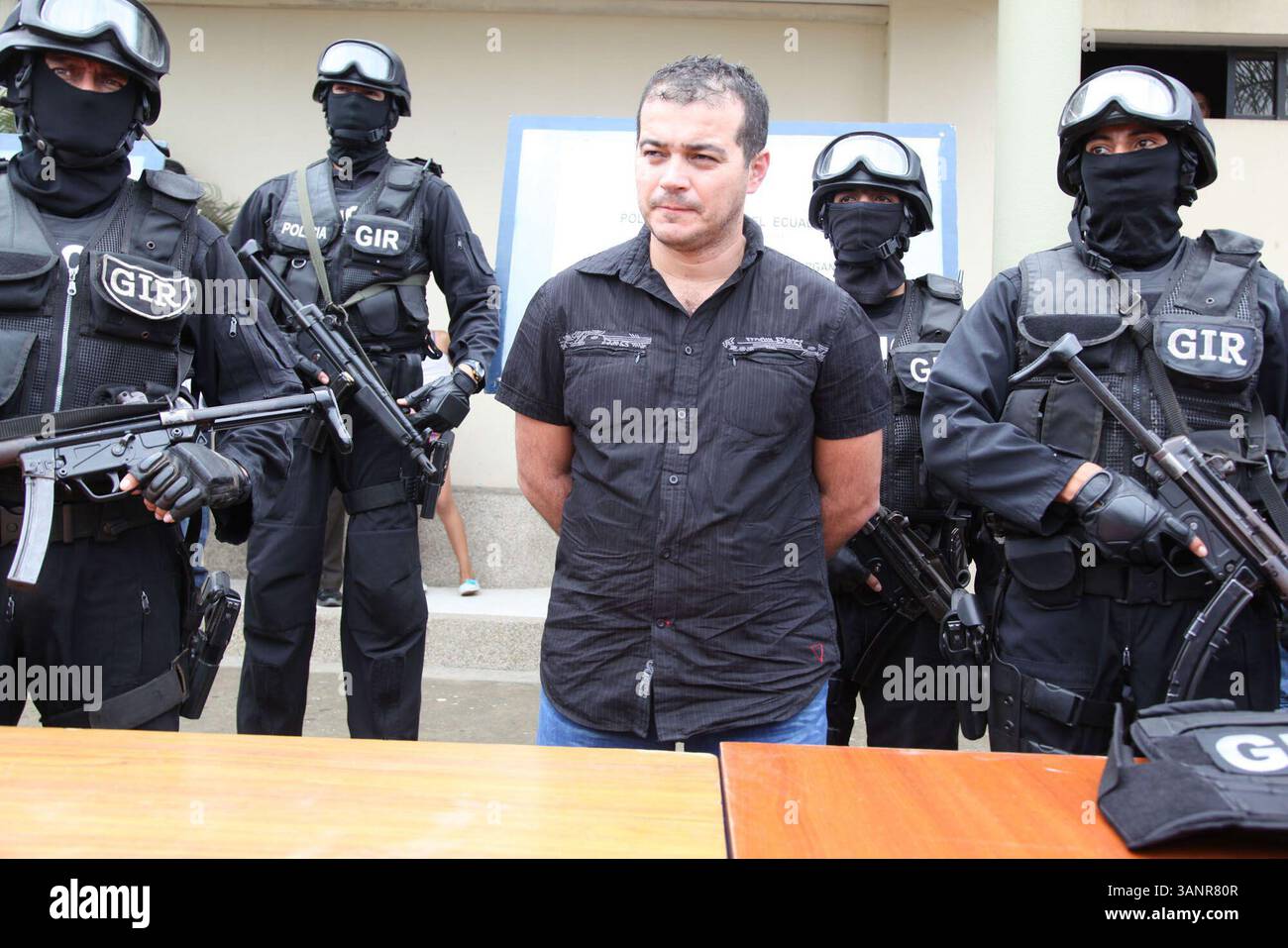 April 2011 - Guayaquil, GUAYAS, Ecuador - GUAYAQUIL 21/04/2011.- JUDICIALES. LA MAÃ’ANA DE HOY FUE PRESENTADO A LOS MEDIOS DE COMUNICACION EL NARCOTRAFICANTE COLOMBIANO,JOHN JAIRO VASCO LOPEZ, ALIAS EL NICO, QUIEN FUE CAPTURADO LA TARDE DE AYER CUANDO RETORNABA DESDE ARGENTINA..EL NARCOTRAFICANTE ERA BUSCADO POR LA BUSCADO POR LA QUEBRADASÂ LA CORPILLA POR LA LA CORPILLERA/LA PERCIO¦/LA PERCIO DE LA PERCIO DE LA PERCIO DE LA PERCIO DE LA PERCIO DE DE COGURA/LA PERCIO DE DE DE DE DE DE DE DE DE DE DE DE DE DE DE DE DE COGELPOL ZUMAPRESS.COM Stockfoto