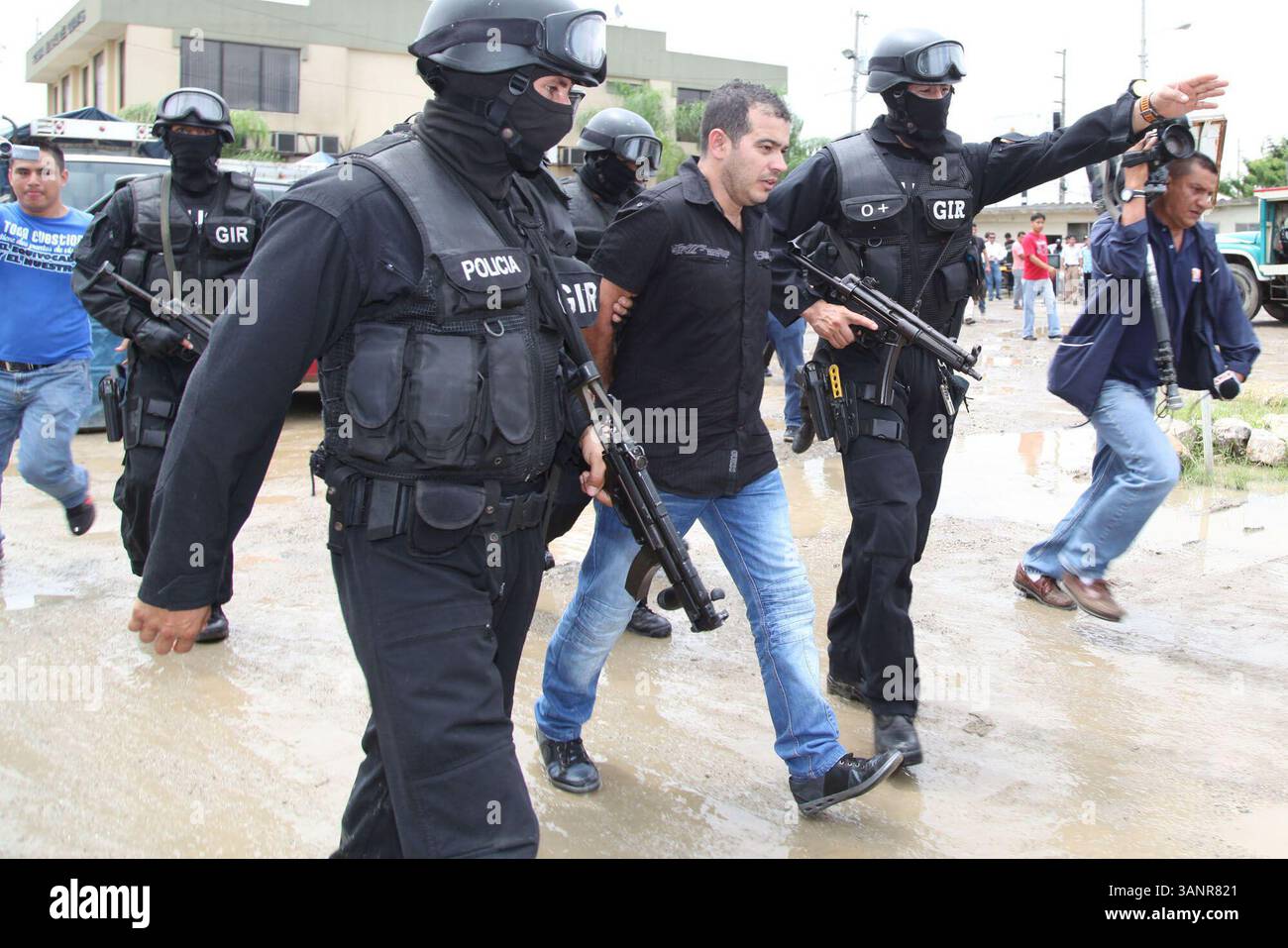 April 2011 - Guayaquil, GUAYAS, Ecuador - GUAYAQUIL 21/04/2011.- JUDICIALES. LA MAÃ’ANA DE HOY FUE PRESENTADO A LOS MEDIOS DE COMUNICACION EL NARCOTRAFICANTE COLOMBIANO,JOHN JAIRO VASCO LOPEZ, ALIAS EL NICO, QUIEN FUE CAPTURADO LA TARDE DE AYER CUANDO RETORNABA DESDE ARGENTINA..EL NARCOTRAFICANTE ERA BUSCADO POR LA BUSCADO POR LA QUEBRADASÂ LA CORPILLA POR LA LA CORPILLERA/LA PERCIO¦/LA PERCIO DE LA PERCIO DE LA PERCIO DE LA PERCIO DE LA PERCIO DE DE COGURA/LA PERCIO DE DE DE DE DE DE DE DE DE DE DE DE DE DE DE DE DE COGELPOL ZUMAPRESS.COM Stockfoto