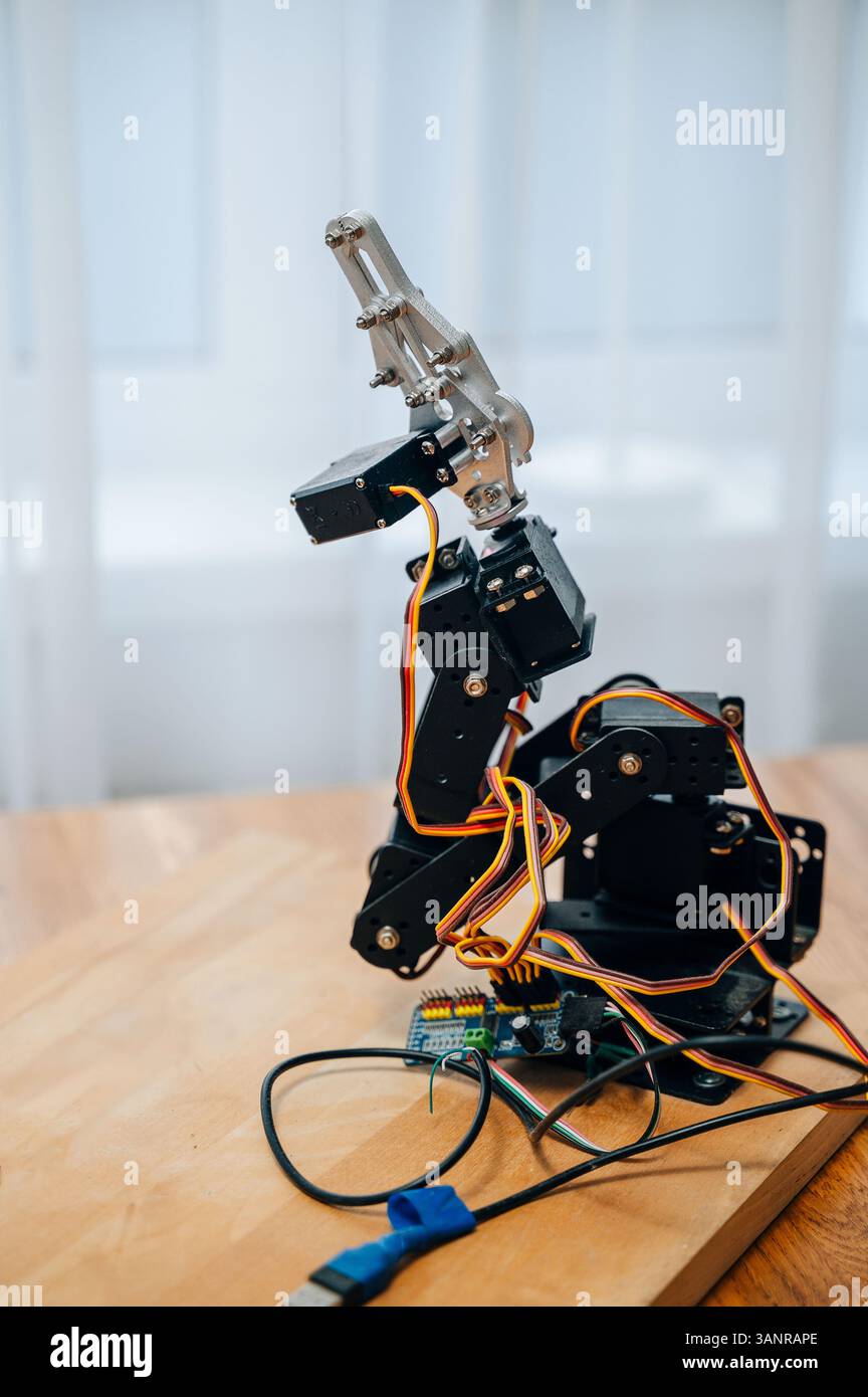 DIY Roboterarm mit Raspberry Pi- und Arduino-Komponenten Stockfoto