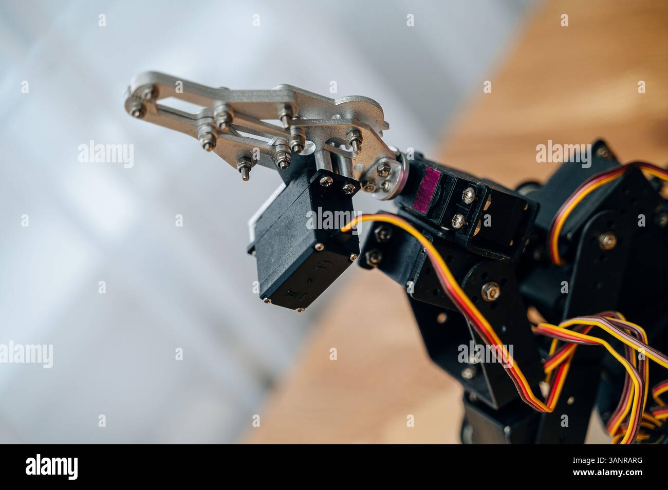 DIY Roboterarm mit Raspberry Pi- und Arduino-Komponenten Stockfoto