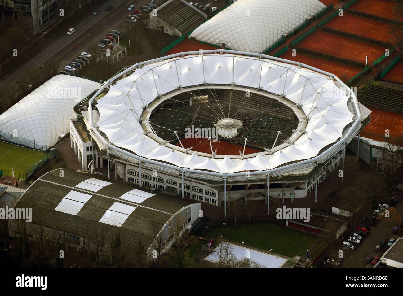 Luftaufnahme einer modernen Tennisarena in einem urbanen Stadtbild, Hamburg, Deutschland. Stockfoto