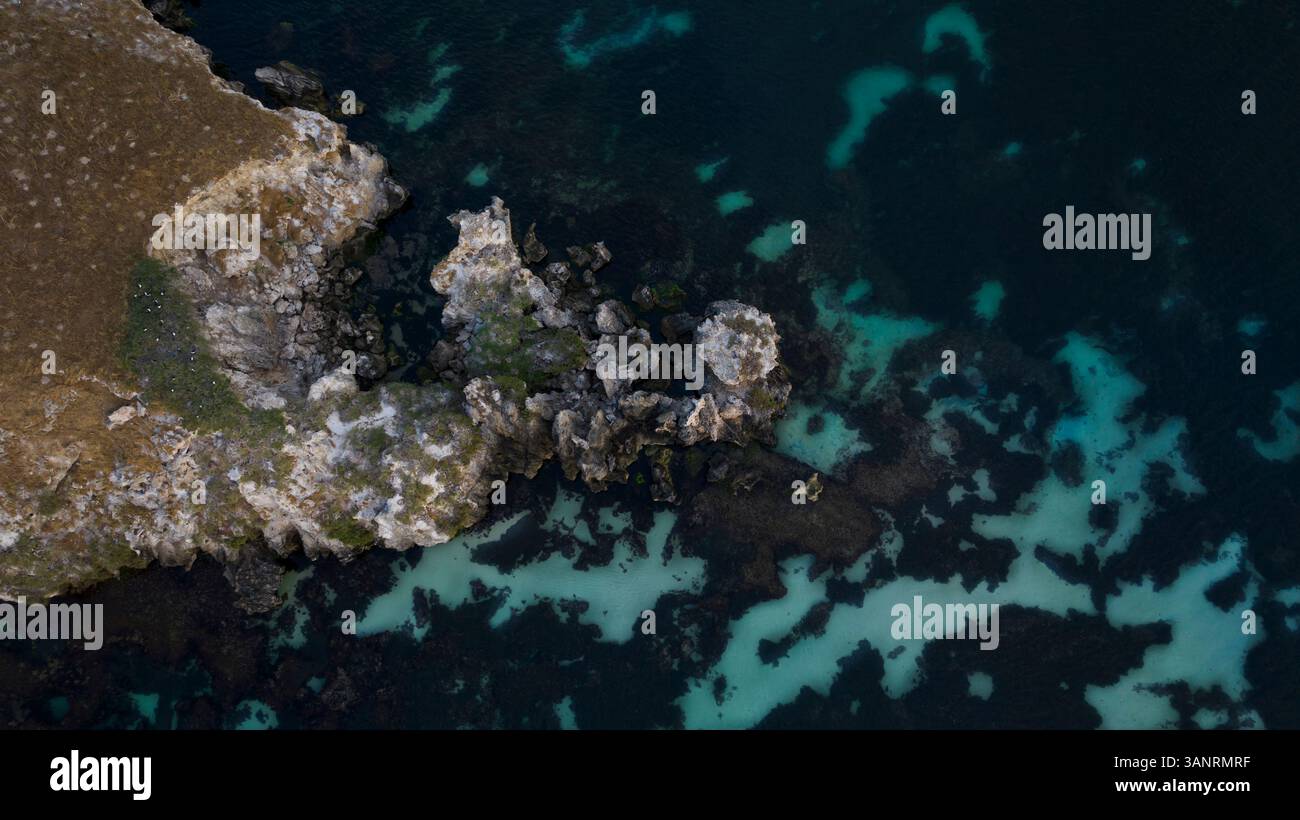Blick aus der Vogelperspektive auf das türkisfarbene Meer mit natürlichen Mustern und Reflexen, Bird Island, Point Peron, Perth, Western Australia, Australien. Stockfoto