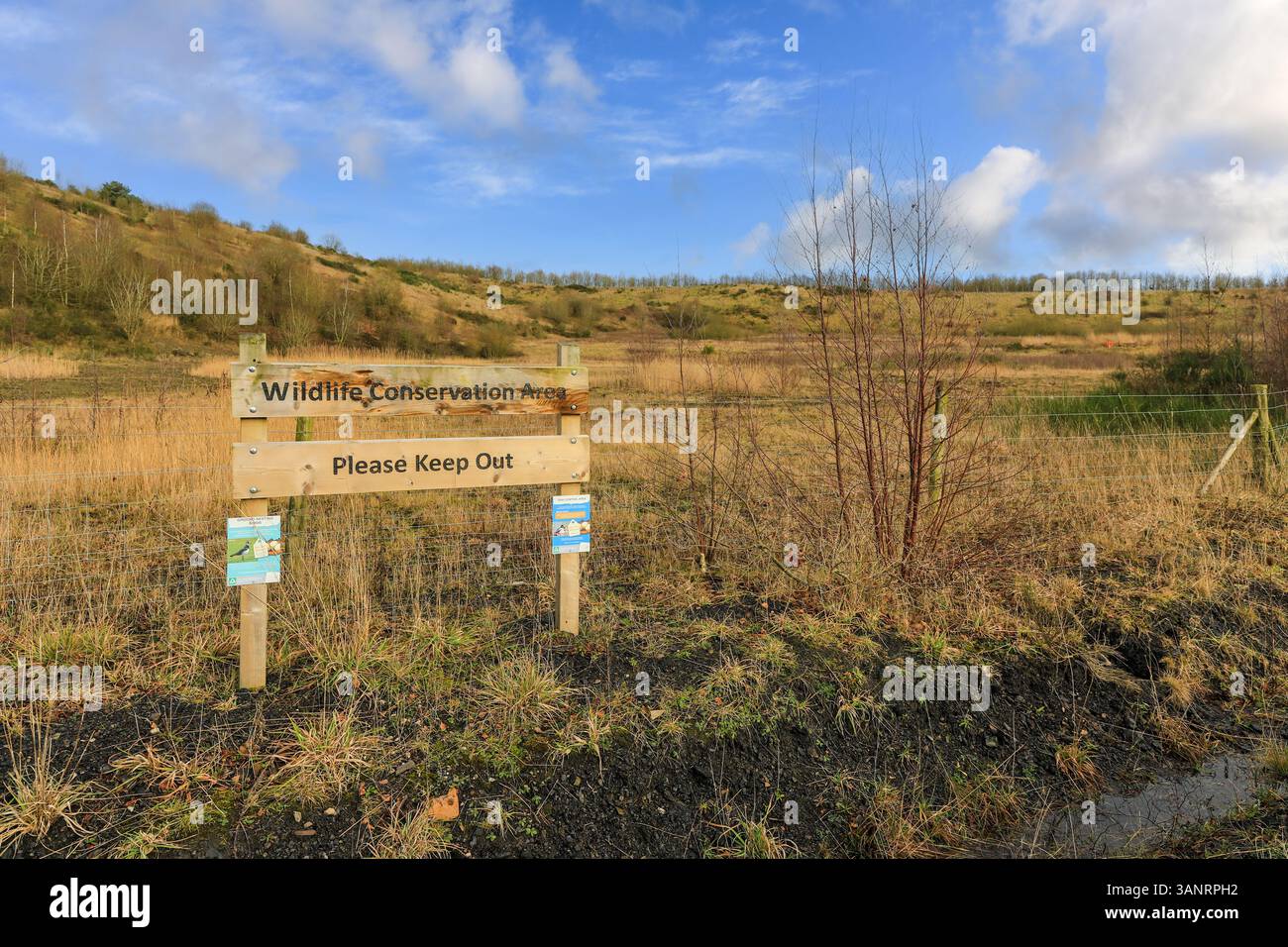 Ein Schild mit der Aufschrift „Wildlife Conservation Area, Please keep out“ im Silverdale Community Country Park, Newcastle Under Lyme, Staffordshire, England, UK Stockfoto