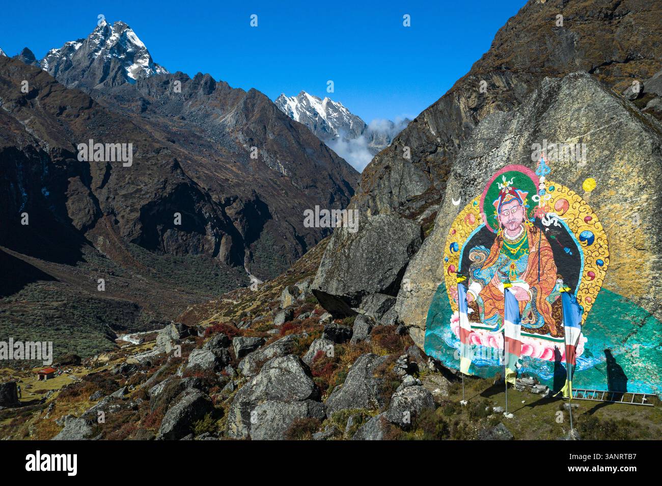 Luftaufnahme der schneebedeckten Gipfel und Guru Rinpoche Gemälde in Rolwaling Valley, Bagmati, Nepal. Stockfoto