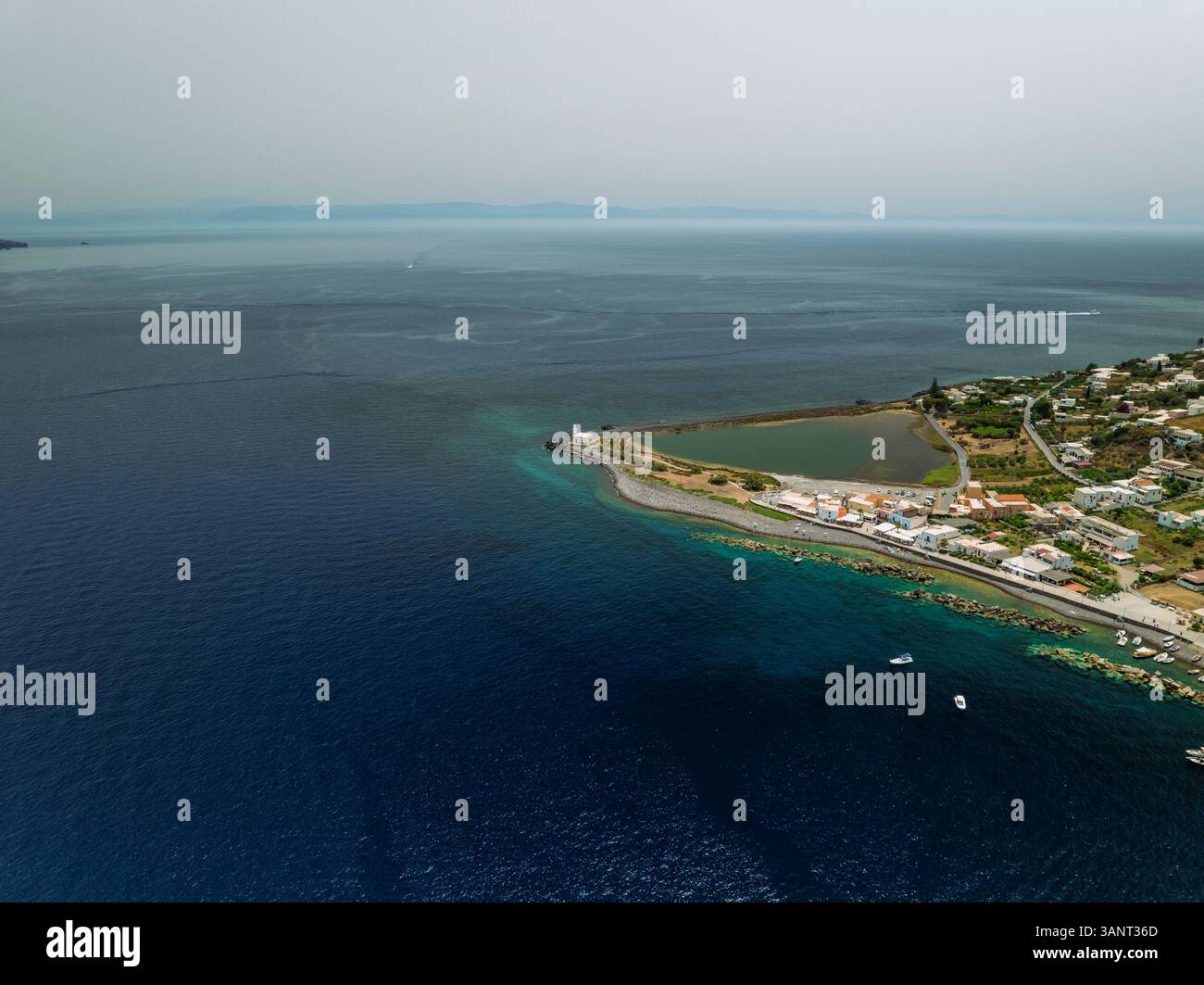 Aus der Vogelperspektive Santa Marina Salina, Salina Island, Äolische Inseln Archipel, Sizilien, Italien. Stockfoto
