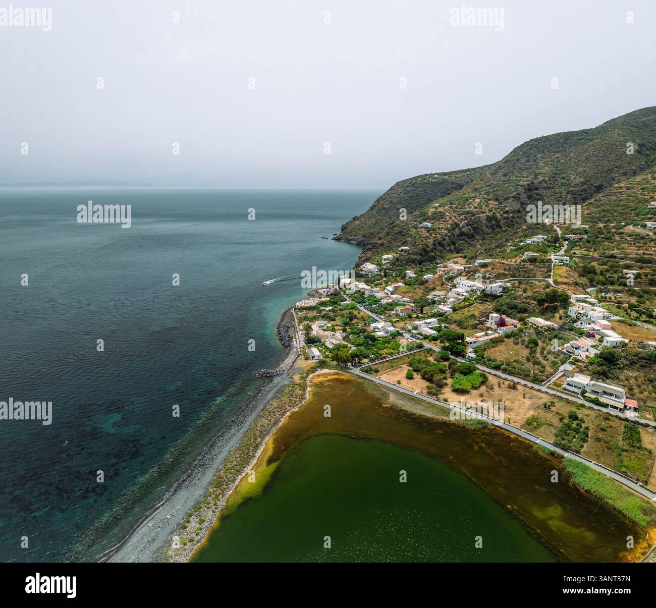 Aus der Vogelperspektive Santa Marina Salina, Salina Island, Äolische Inseln Archipel, Sizilien, Italien. Stockfoto