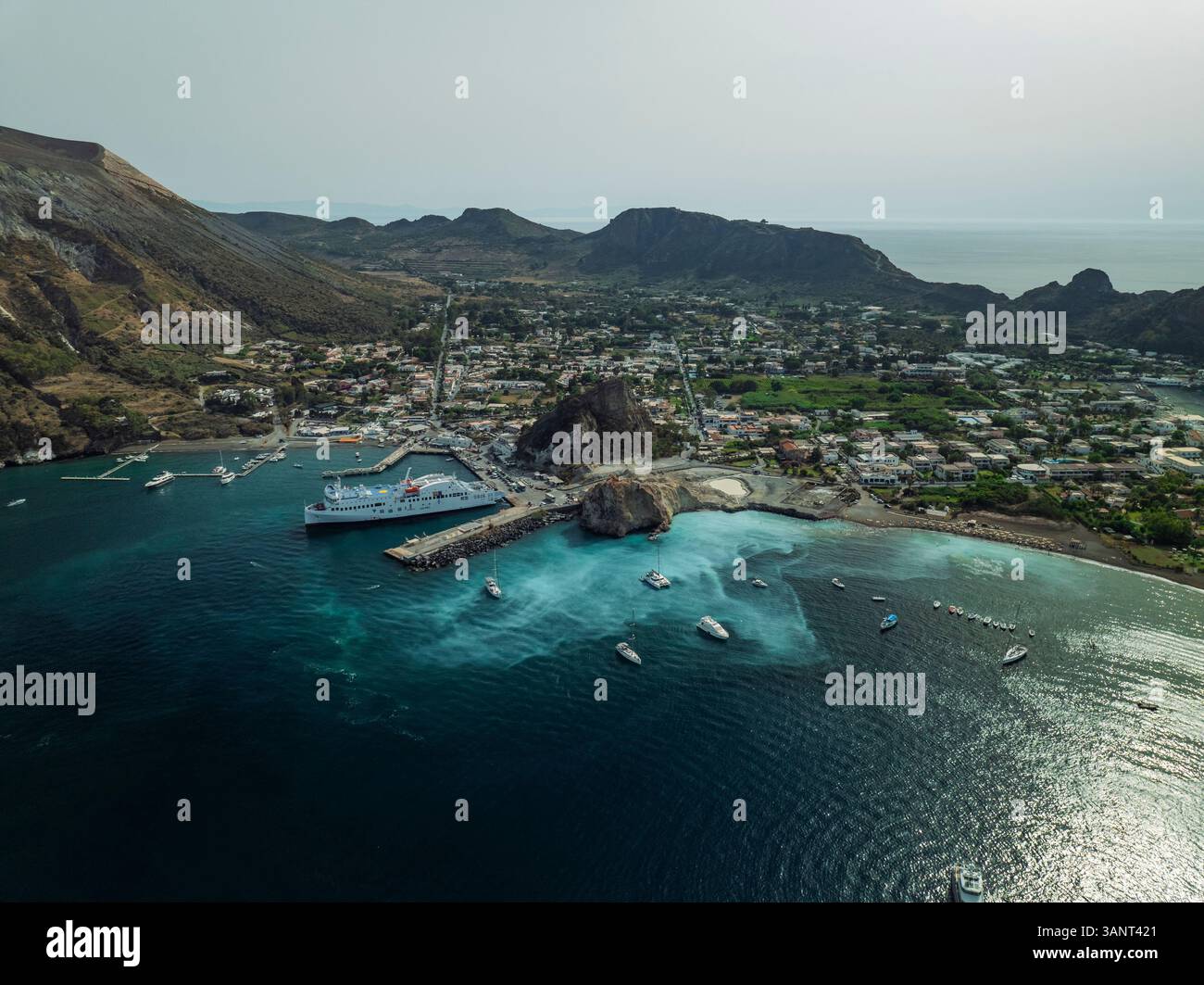 Luftaufnahme des Hafens Vulcano auf der Insel Vulcano mit Schwefelwasser entlang der Küste mit Booten, Äolische Inseln Archipel, Sizilien, Italien. Stockfoto